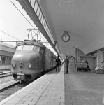 155009 Afbeelding van een electrisch treinstel mat. 1954 (plan F, G, of P) van de N.S. langs een perron van het ...